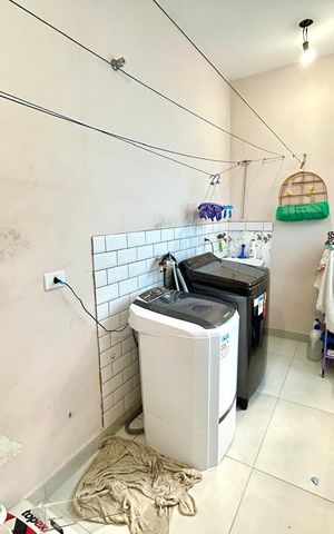 Casa à venda com 240m², 4 quartos e 6 vagas Casa à venda com 240m², 4 quartos e 6 vagasÁrea de Serviço