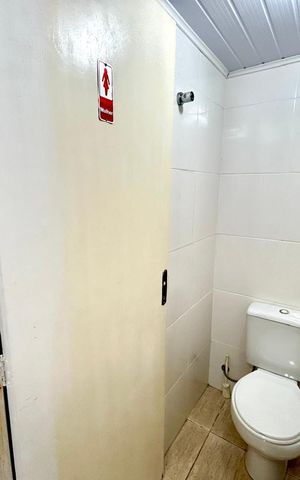 Casa à venda com 240m², 4 quartos e 6 vagas Casa à venda com 240m², 4 quartos e 6 vagasBanheiro 4