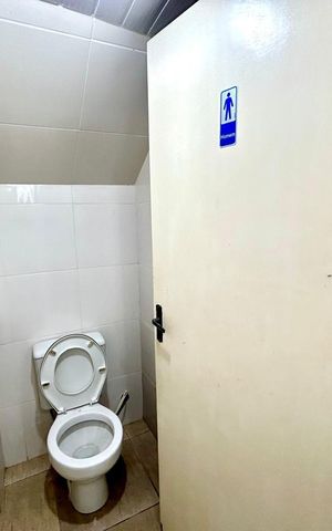 Casa à venda com 240m², 4 quartos e 6 vagas Casa à venda com 240m², 4 quartos e 6 vagasBanheiro 5
