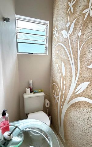 Casa à venda com 240m², 4 quartos e 6 vagas Casa à venda com 240m², 4 quartos e 6 vagasBanheiro 2