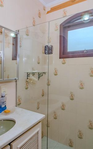 Casa à venda com 240m², 4 quartos e 2 vagas Casa à venda com 240m², 4 quartos e 2 vagasBanheiro Social