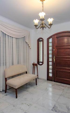 Casa à venda com 240m², 4 quartos e 2 vagas Casa à venda com 240m², 4 quartos e 2 vagasSala