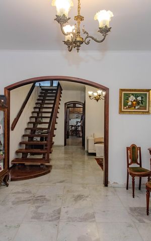 Casa à venda com 240m², 4 quartos e 2 vagas Casa à venda com 240m², 4 quartos e 2 vagasSala