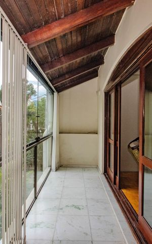 Casa à venda com 240m², 4 quartos e 2 vagas Casa à venda com 240m², 4 quartos e 2 vagasSuíte 2 - Varanda
