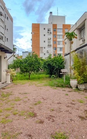 Casa à venda com 240m², 4 quartos e 2 vagas Casa à venda com 240m², 4 quartos e 2 vagasPátio