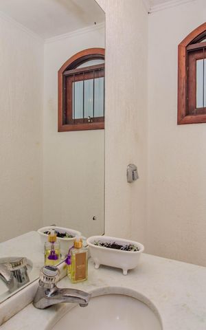 Casa à venda com 240m², 4 quartos e 2 vagas Casa à venda com 240m², 4 quartos e 2 vagasLavabo