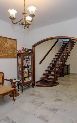 Casa à venda com 240m², 4 quartos e 2 vagas Casa à venda com 240m², 4 quartos e 2 vagasSala