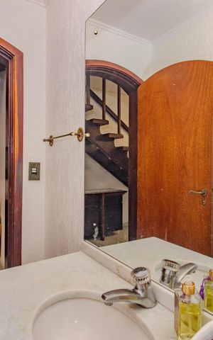 Casa à venda com 240m², 4 quartos e 2 vagas Casa à venda com 240m², 4 quartos e 2 vagasLavabo