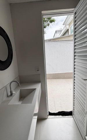 Casa de condomínio à venda com 350m², 5 quartos e 5 vagasBanheiro externo