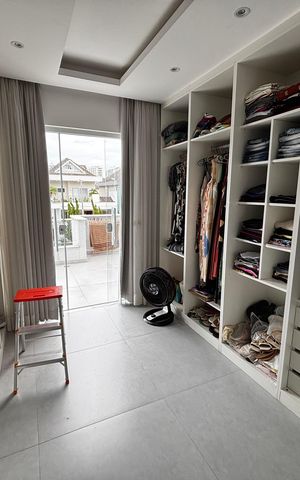 Casa de condomínio à venda com 350m², 5 quartos e 5 vagasCloset da suíte 1