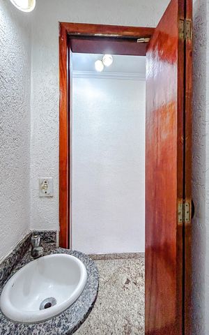 Casa de condomínio à venda com 198m², 3 quartos e 4 vagasBanheiro
