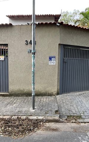 Casa à venda com 200m², 3 quartos e 3 vagas Casa à venda com 200m², 3 quartos e 3 vagasFachada com Placa