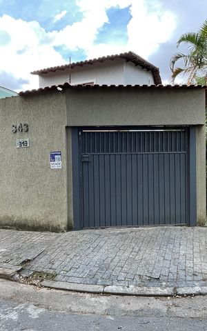 Casa à venda com 200m², 3 quartos e 3 vagas Casa à venda com 200m², 3 quartos e 3 vagasFachada com Placa