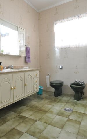 Casa à venda com 242m², 3 quartos e 2 vagasBanheiro Social