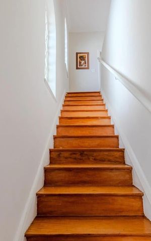 Casa para alugar com 384m², 4 quartos e 3 vagas Casa para alugar com 384m², 4 quartos e 3 vagasEscada