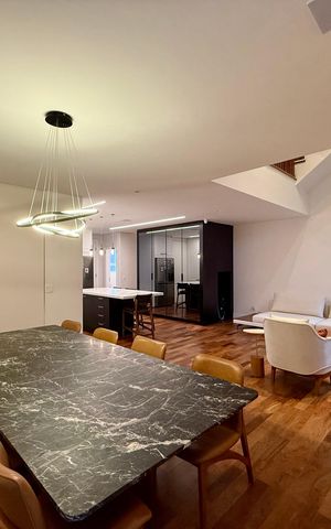 Casa de condomínio à venda com 350m², 4 quartos e 3 vagas Casa de condomínio à venda com 350m², 4 quartos e 3 vagasSala