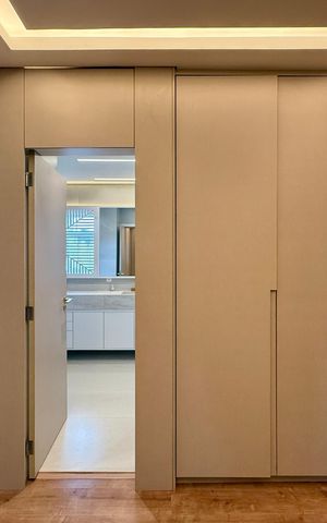 Casa de condomínio à venda com 350m², 4 quartos e 3 vagas Casa de condomínio à venda com 350m², 4 quartos e 3 vagasCloset Suíte 1