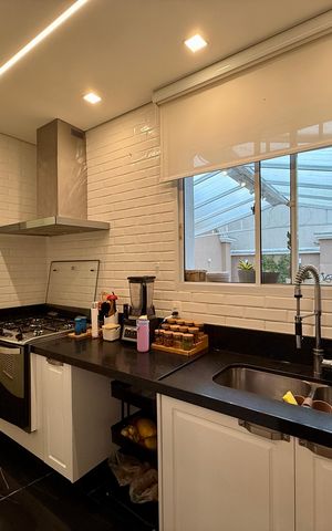 Casa de condomínio à venda com 350m², 4 quartos e 3 vagas Casa de condomínio à venda com 350m², 4 quartos e 3 vagasCozinha