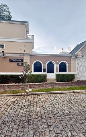Casa de condomínio à venda com 350m², 4 quartos e 3 vagas Casa de condomínio à venda com 350m², 4 quartos e 3 vagasFachada