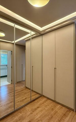 Casa de condomínio à venda com 350m², 4 quartos e 3 vagas Casa de condomínio à venda com 350m², 4 quartos e 3 vagasCloset Suíte 1