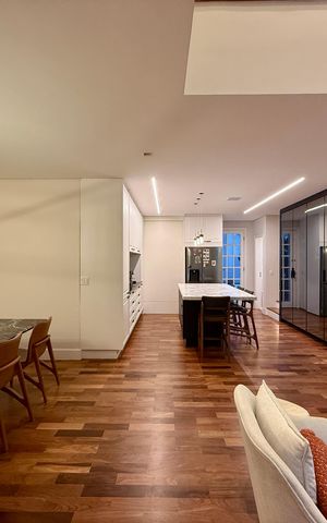 Casa de condomínio à venda com 350m², 4 quartos e 3 vagas Casa de condomínio à venda com 350m², 4 quartos e 3 vagasSala