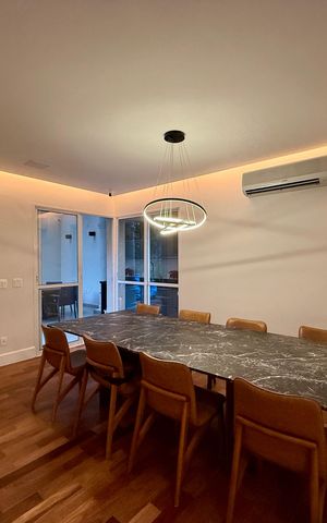 Casa de condomínio à venda com 350m², 4 quartos e 3 vagas Casa de condomínio à venda com 350m², 4 quartos e 3 vagasSala