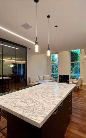 Casa de condomínio à venda com 350m², 4 quartos e 3 vagas Casa de condomínio à venda com 350m², 4 quartos e 3 vagasCozinha Integrada