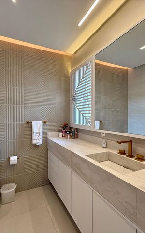 Casa de condomínio à venda com 350m², 4 quartos e 3 vagas Casa de condomínio à venda com 350m², 4 quartos e 3 vagasBanheiro Suíte 1