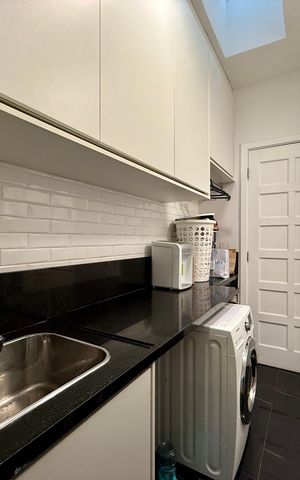 Casa de condomínio à venda com 350m², 4 quartos e 3 vagas Casa de condomínio à venda com 350m², 4 quartos e 3 vagasÁrea de Serviço