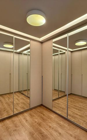 Casa de condomínio à venda com 350m², 4 quartos e 3 vagas Casa de condomínio à venda com 350m², 4 quartos e 3 vagasCloset Suíte 1