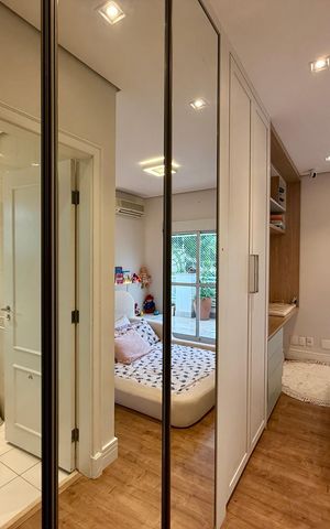Casa de condomínio à venda com 350m², 4 quartos e 3 vagas Casa de condomínio à venda com 350m², 4 quartos e 3 vagasCloset Suíte 2
