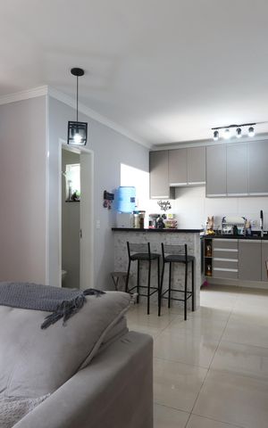 Casa à venda com 77m², 2 quartos e 2 vagasSala