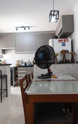 Casa à venda com 77m², 2 quartos e 2 vagasSala