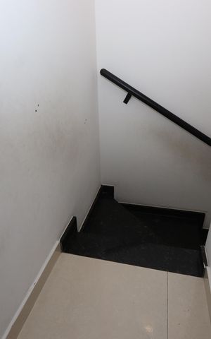 Casa à venda com 77m², 2 quartos e 2 vagasEscada