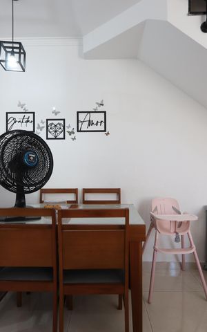 Casa à venda com 77m², 2 quartos e 2 vagasSala