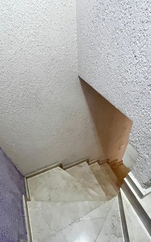 Casa à venda com 128m², 2 quartos e 1 vaga Casa à venda com 128m², 2 quartos e 1 vagaEscada