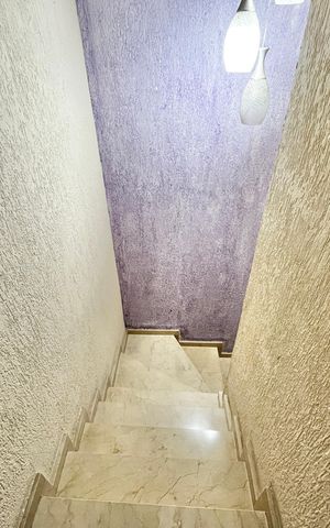 Casa à venda com 128m², 2 quartos e 1 vaga Casa à venda com 128m², 2 quartos e 1 vagaEscada