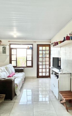 Casa à venda com 130m², 3 quartos e sem vaga Casa à venda com 130m², 3 quartos e sem vagaSala