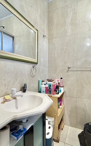 Casa à venda com 130m², 3 quartos e sem vaga Casa à venda com 130m², 3 quartos e sem vagaBanheiro