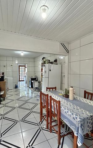 Casa à venda com 130m², 3 quartos e sem vaga Casa à venda com 130m², 3 quartos e sem vagaSala