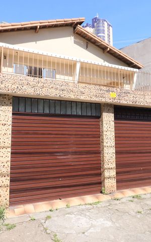 Casa à venda com 245m², 3 quartos e 2 vagasFachada