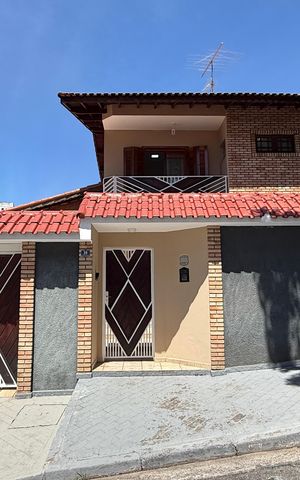 Casa à venda com 211m², 3 quartos e 4 vagas Casa à venda com 211m², 3 quartos e 4 vagasPlaca