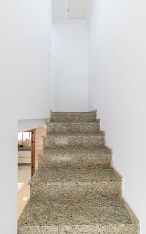 Casa de condomínio à venda com 74m², 3 quartos e 2 vagas Casa de condomínio à venda com 74m², 3 quartos e 2 vagasEscada