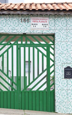 Apartamento à venda com 45m², 2 quartos e 1 vagaPlaca instalada no muro do condomínio - Código da placa IYJT-58