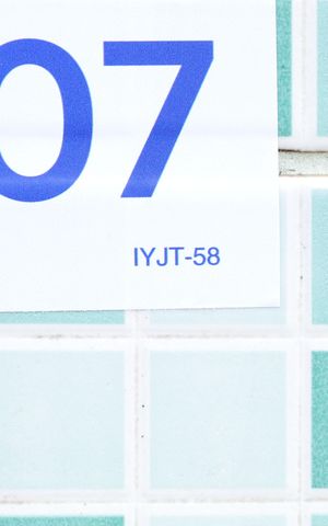 Apartamento à venda com 45m², 2 quartos e 1 vagaPlaca instalada no muro do condomínio - Código da placa IYJT-58