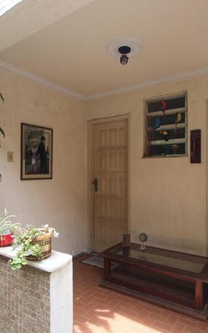 Casa à venda com 340m², 3 quartos e 4 vagasLateral 2 - Escritório, depósito e banheiro.