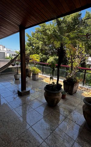 Apartamento à venda com 347m², 5 quartos e 2 vagas Apartamento à venda com 347m², 5 quartos e 2 vagasVaranda