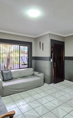 Casa à venda com 271m², 3 quartos e 3 vagas Casa à venda com 271m², 3 quartos e 3 vagasSala