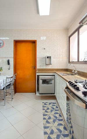 Apartamento à venda com 229m², 4 quartos e 3 vagas Apartamento à venda com 229m², 4 quartos e 3 vagasCozinha
