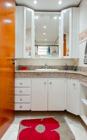 Apartamento à venda com 229m², 4 quartos e 3 vagas Apartamento à venda com 229m², 4 quartos e 3 vagasBanheiro da Suíte 2